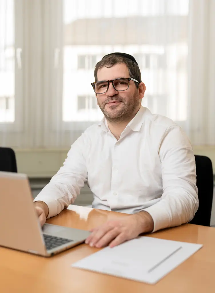 mann-brille-laptop